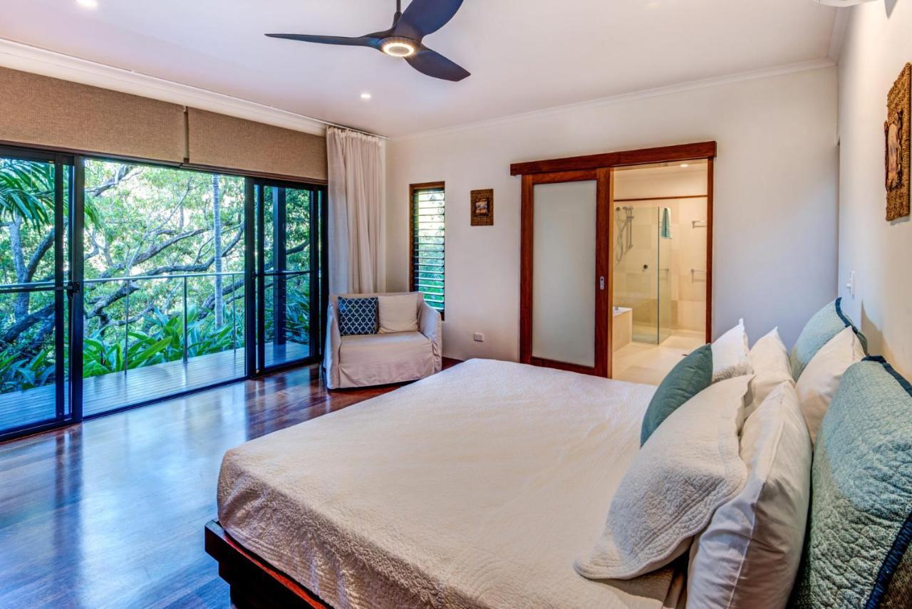 Holiday home Iluka Ocean Haven: Luxury With Infinity Pool And Golf Buggies