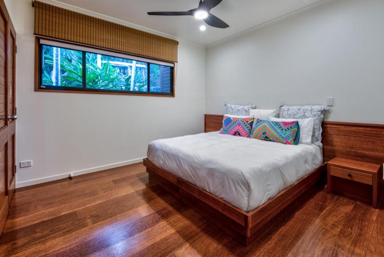 Iluka Ocean Haven: Luxury With Infinity Pool And Golf Buggies Holiday home *