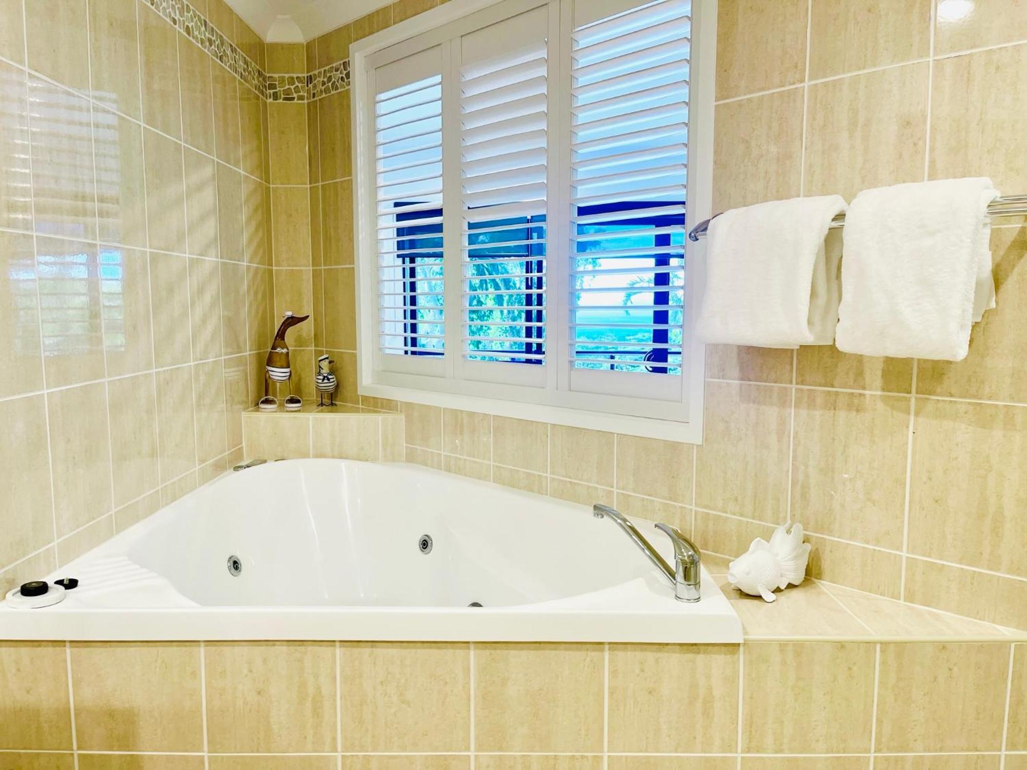 Ocean View Island 2-bedroom Townhouse Buggy Valet Service Extra Queen Air Bed Holiday home *