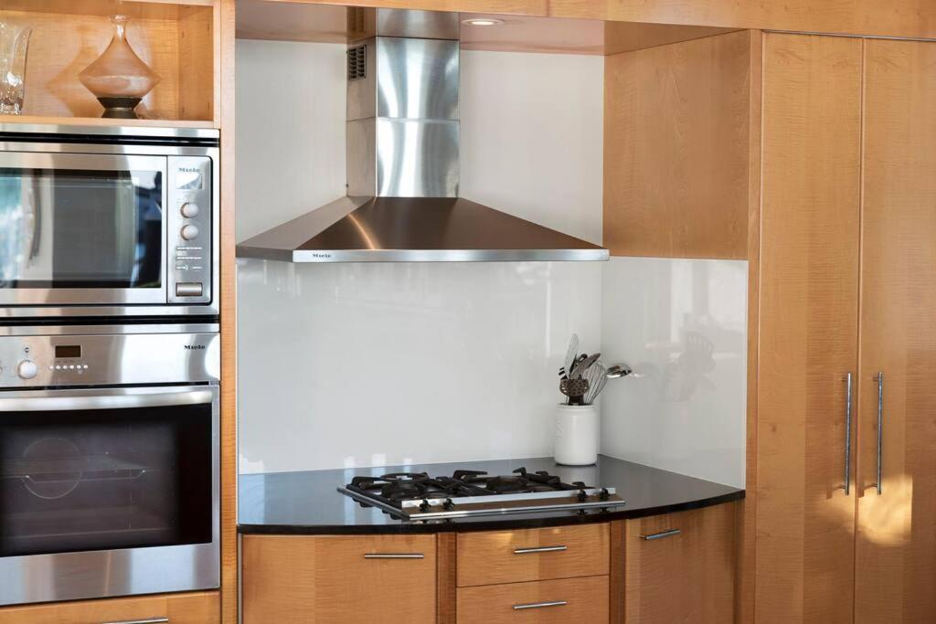 Pavillions 17 Waterfront With Private Pool And Buggy Apartment *