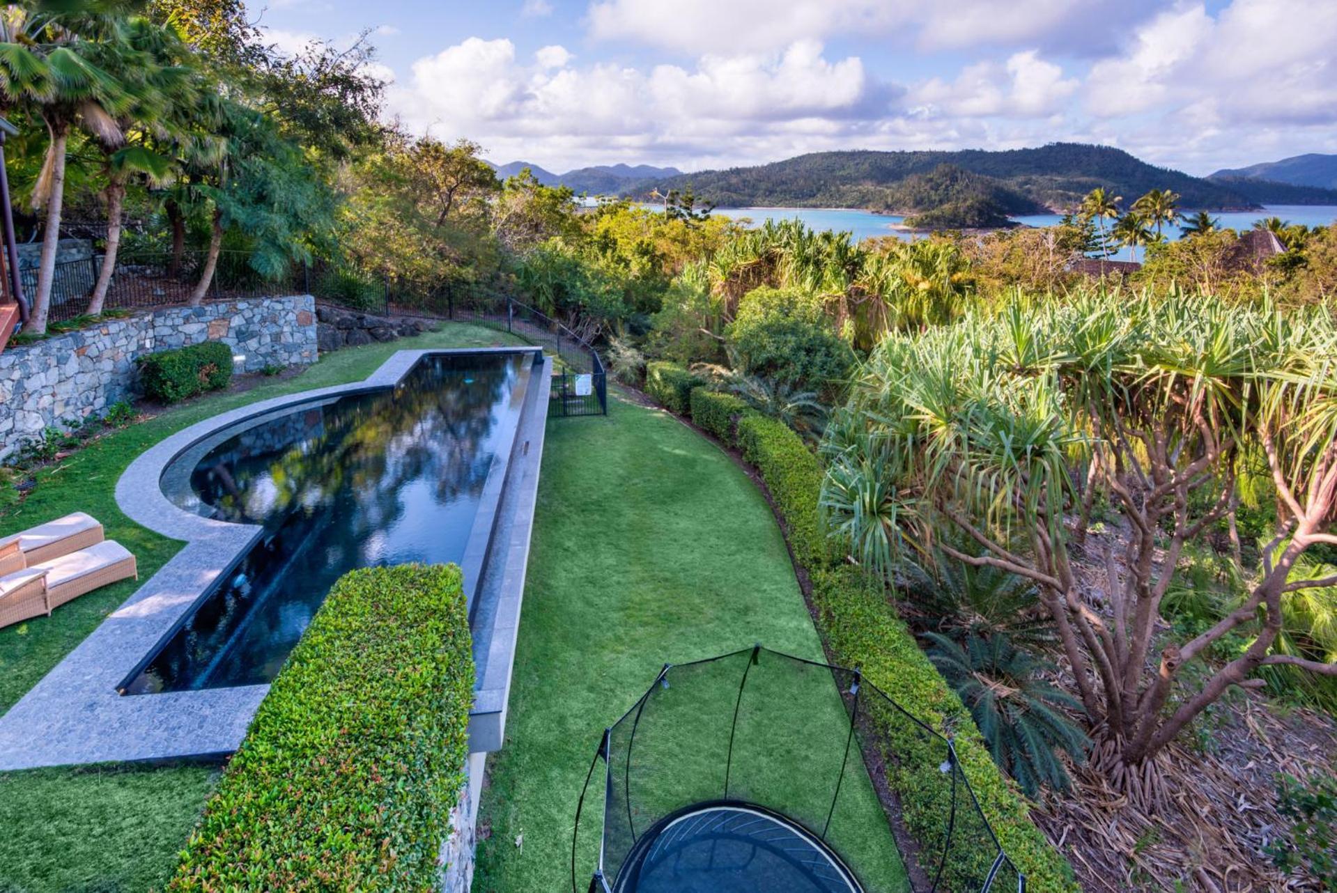 Iluka Ocean Haven: Luxury With Infinity Pool And Golf Buggies