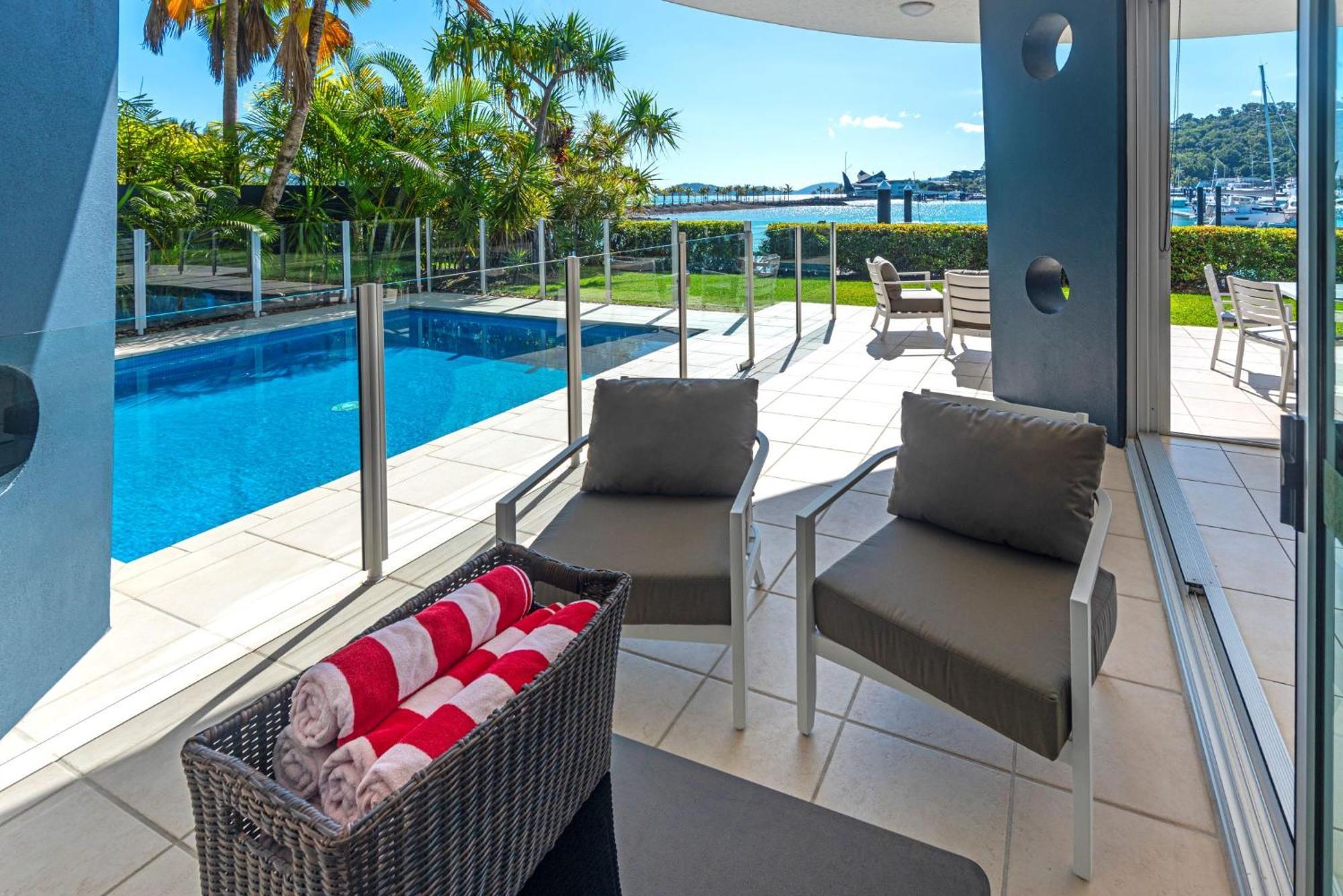 Pavillions 17 Waterfront With Private Pool And Buggy Apartment *