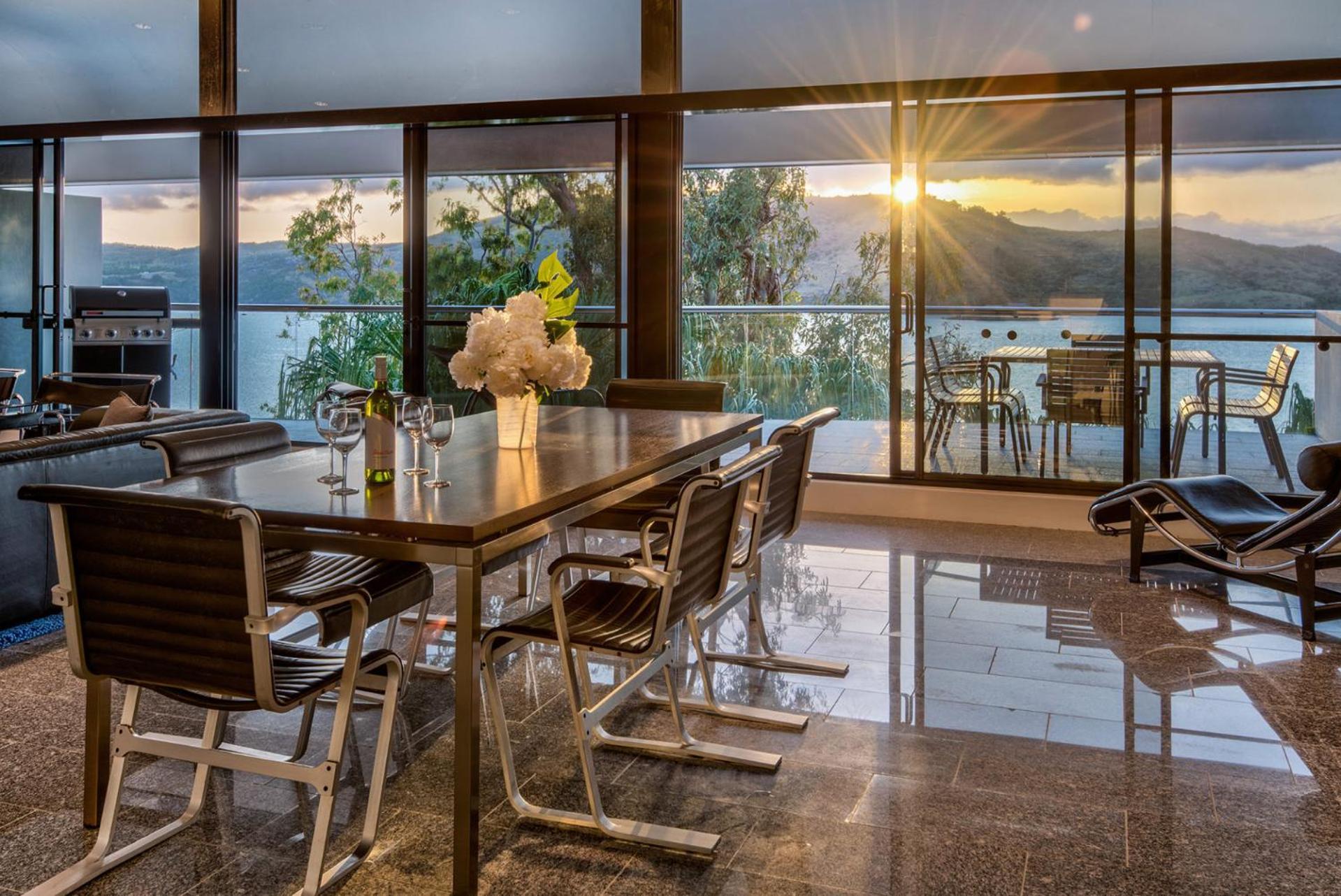 Waves 3 Luxury 3 Bedroom Endless Ocean Views Central Location + Buggy Holiday home *